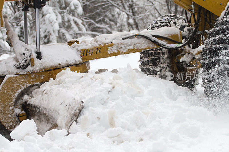 拖拉机从街上铲雪