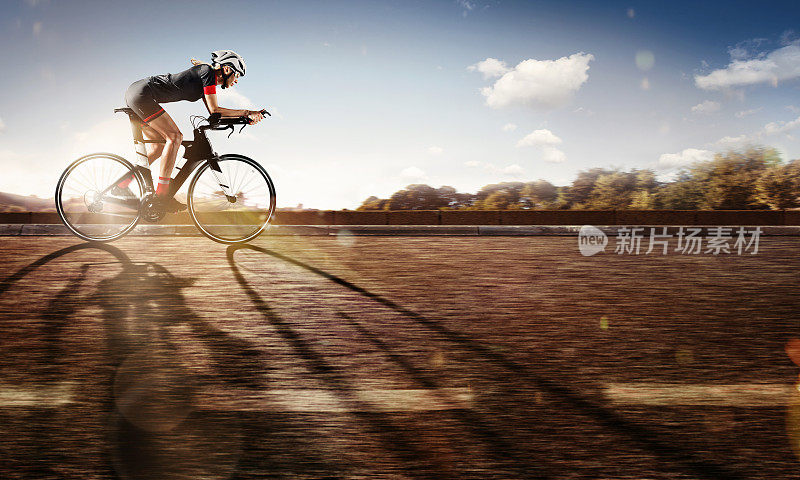 运动。骑自行车的人在日落时骑自行车。引人注目的背景。