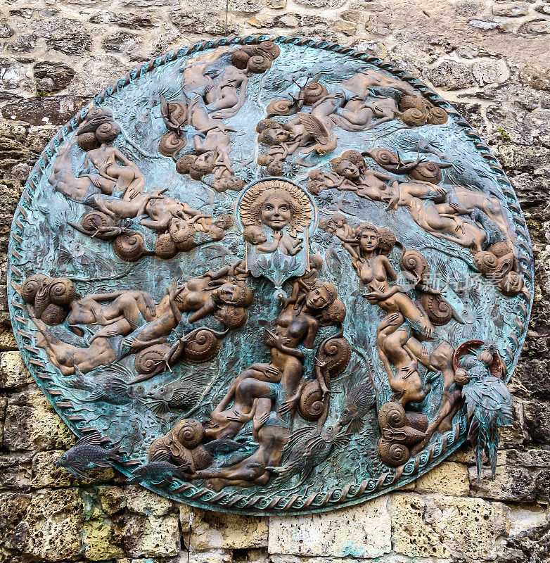 奇妙的中世纪模式的圆形井盖在古镇，格鲁耶尔，弗里堡，瑞士，欧洲