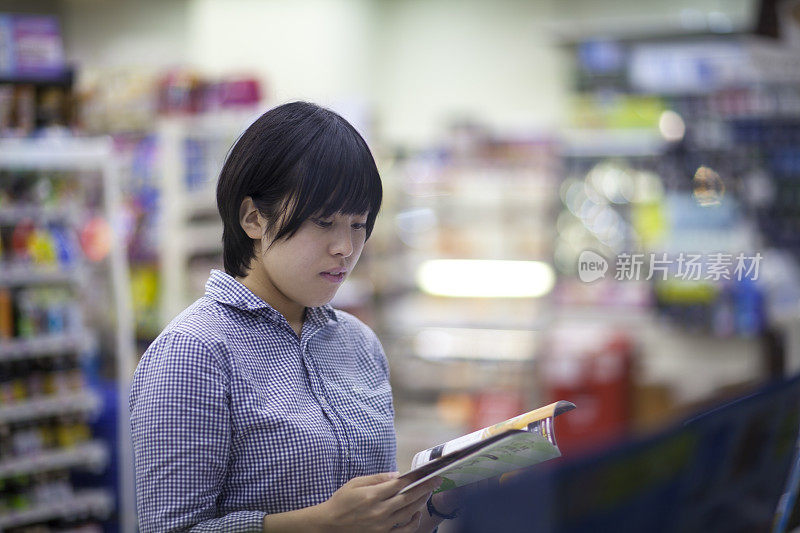 在便利店看杂志的女人