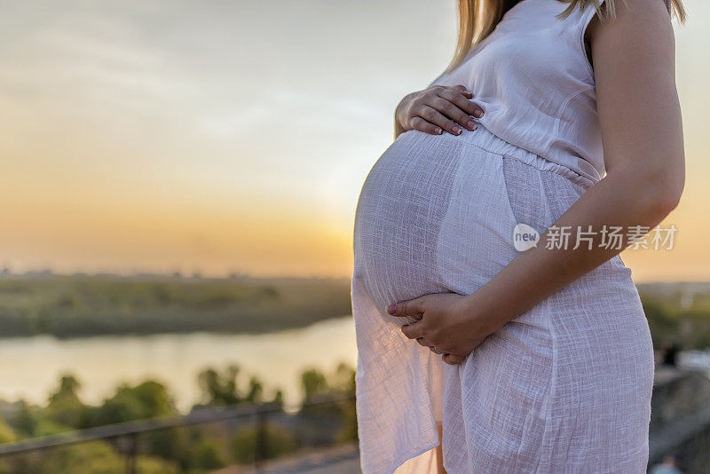 夕阳下的孕妇