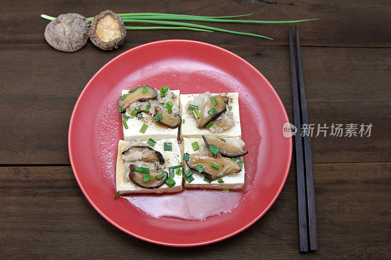 清蒸豆腐配香菇肉末，浇上黑胡椒和葱花。