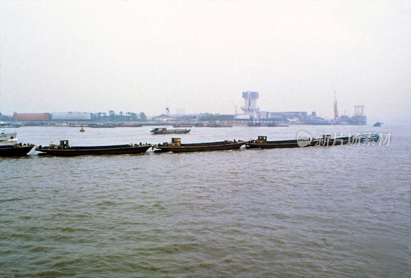 历史照片:黄浦江，浦东，中国上海，1989
