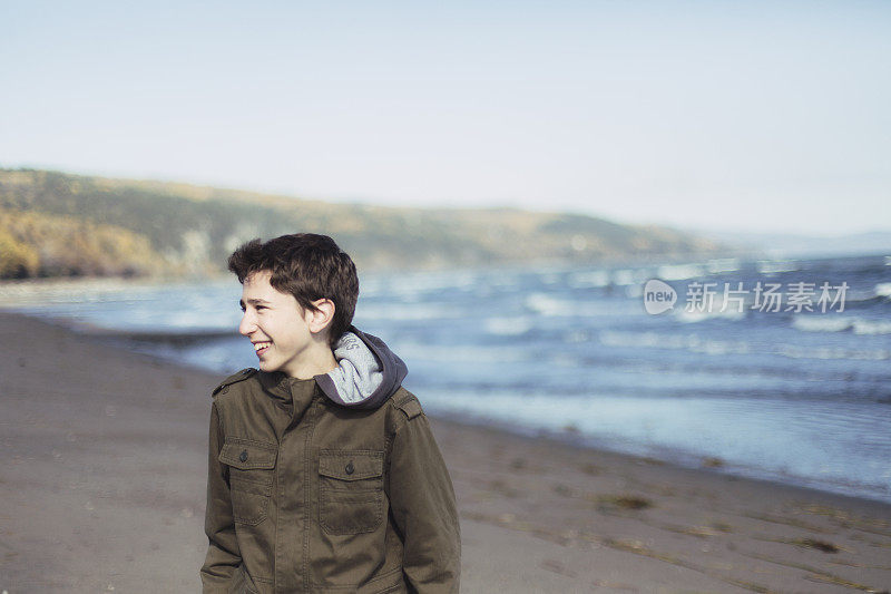 一个十几岁男孩在海滩上的肖像