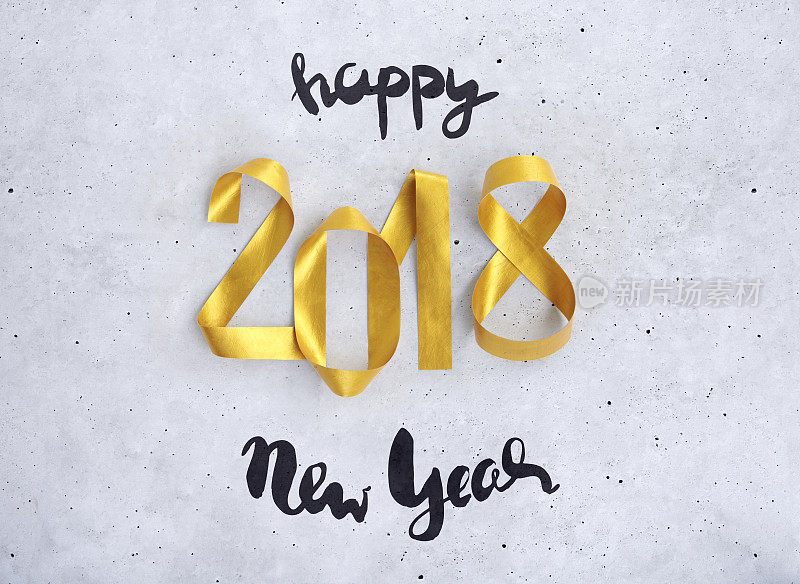 新年贺卡与发光的金色纸数字2018
