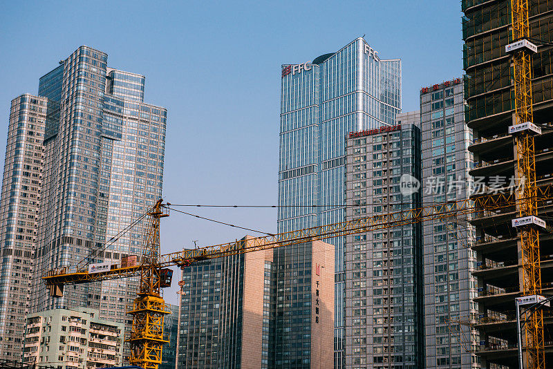 北京的建筑工地被现代化的建筑包围着