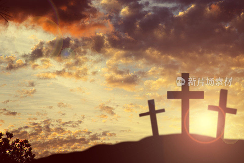 复活节，在山上有三个十字架的受难场景。