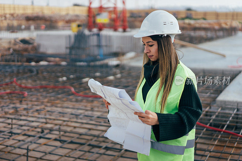 年轻女性在建筑工地当工程师