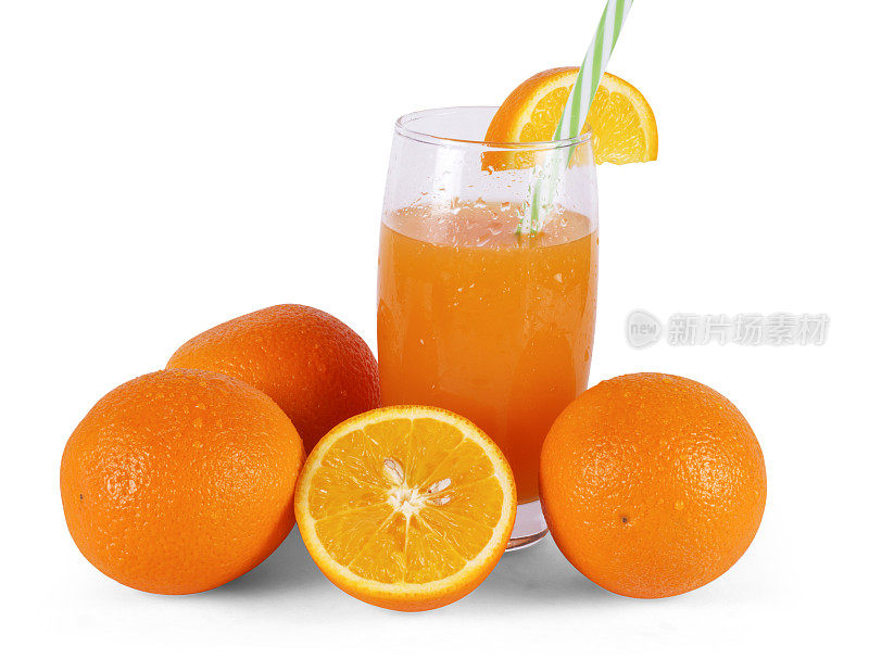 橙汁在玻璃与水果在白色的背景