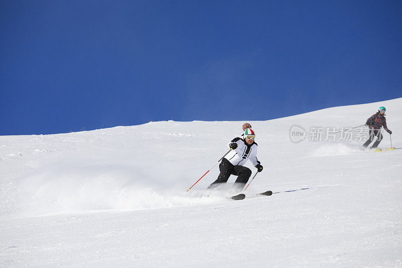 滑雪的男人和女人滑雪者滑雪在阳光明媚的滑雪胜地白云石山在意大利