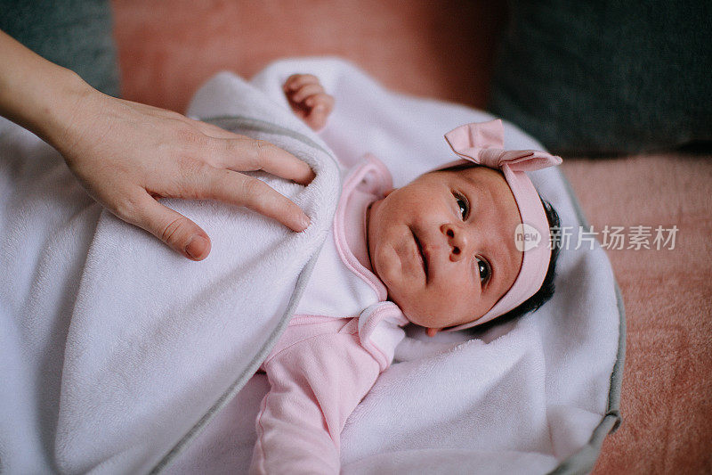 可爱可爱的新生女婴肖像