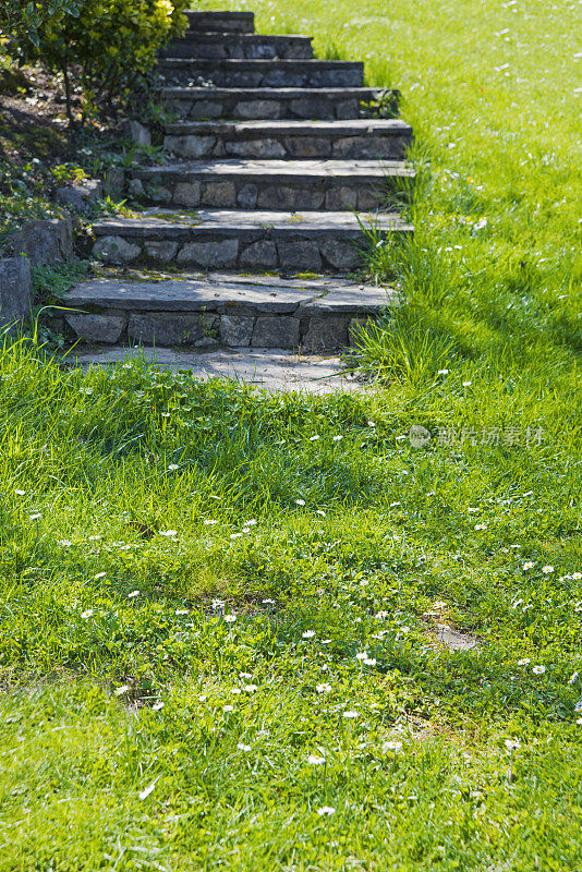春天花园里的石梯