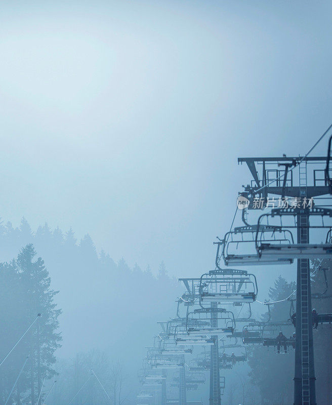 雾中滑雪缆车。Winterberg,德国。