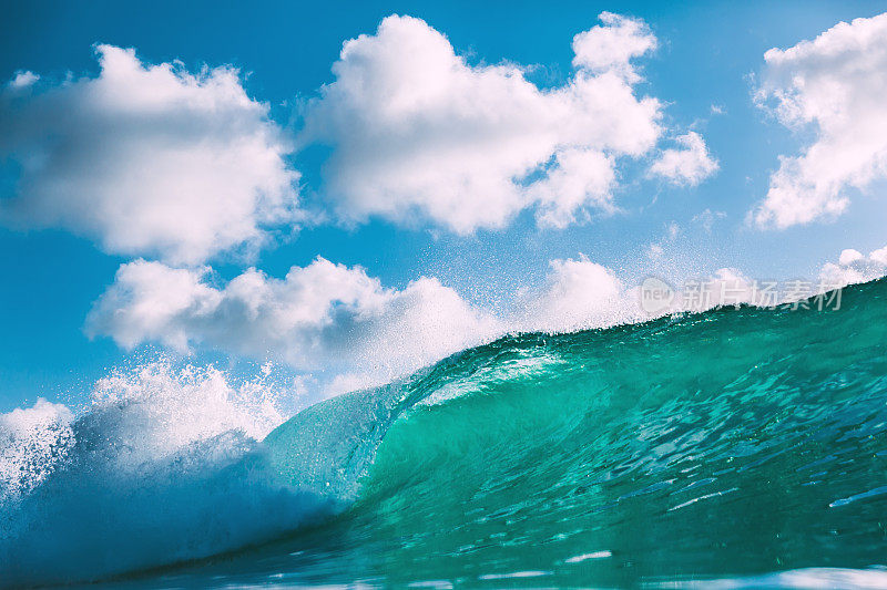 大海里的蓝色波浪。破浪破云