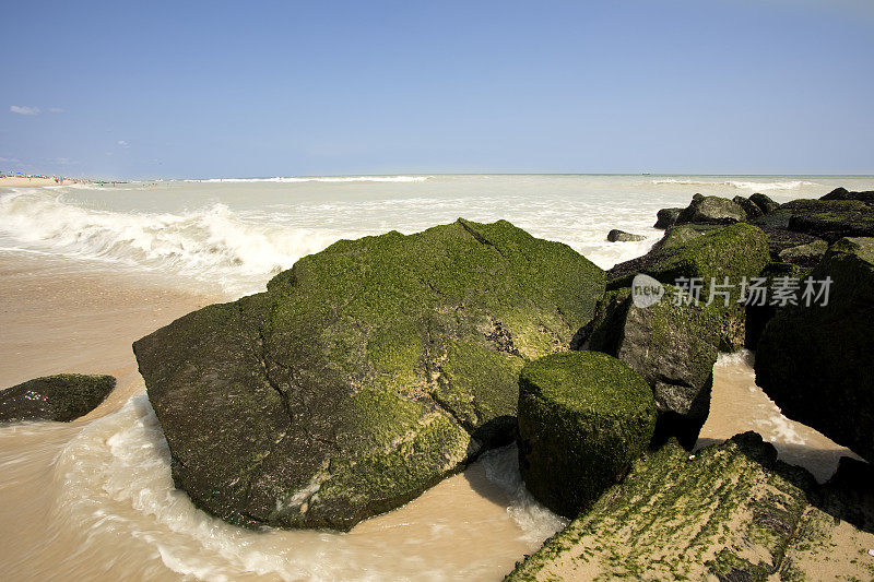 海岩在岸边溅起水花