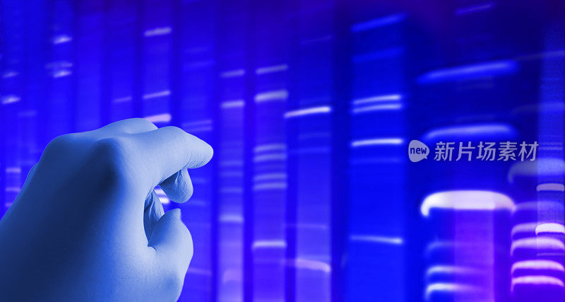 基因组DNA数据在电脑屏幕上与手。生物学和研究。