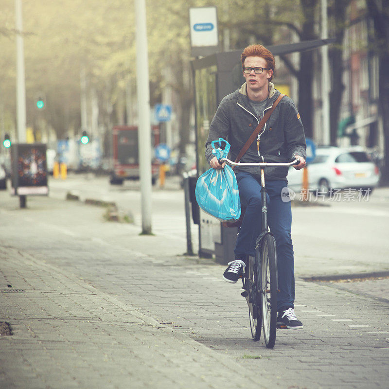 阿姆斯特丹的通勤者正在骑自行车