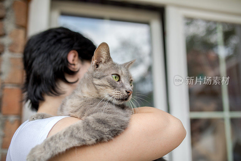 女人抱着她的猫