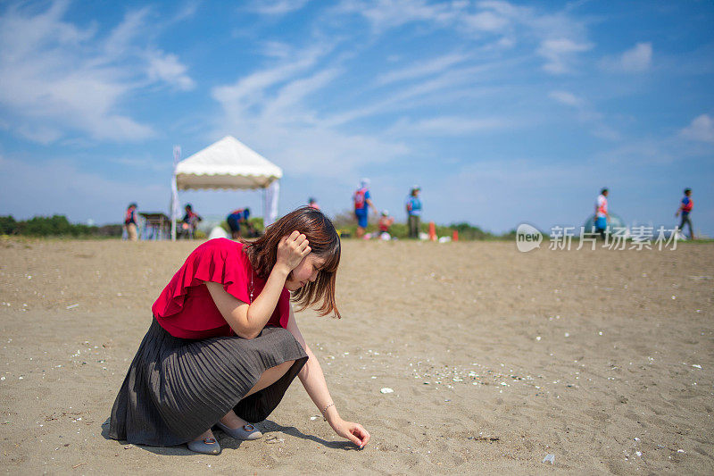 坐在海滩上的年轻女子