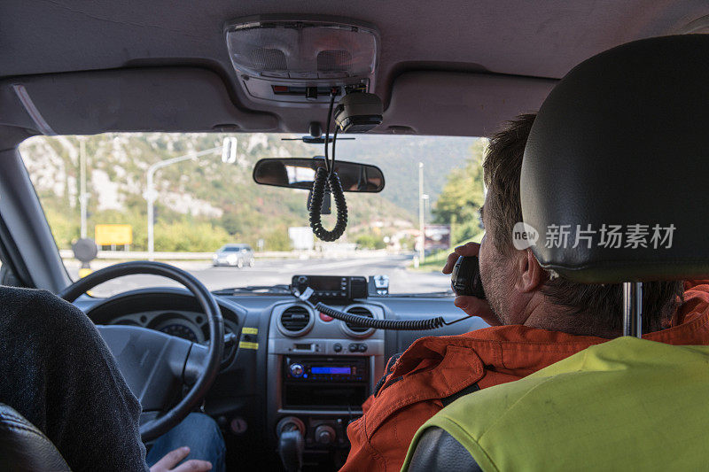 消防队员驾驶一辆消防车，全地形车辆-紧急呼叫