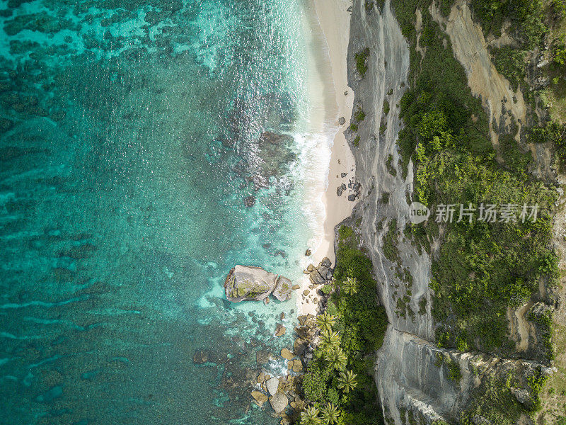 无人机鸟瞰巴厘岛努沙佩尼达美丽的石灰岩悬崖和海景