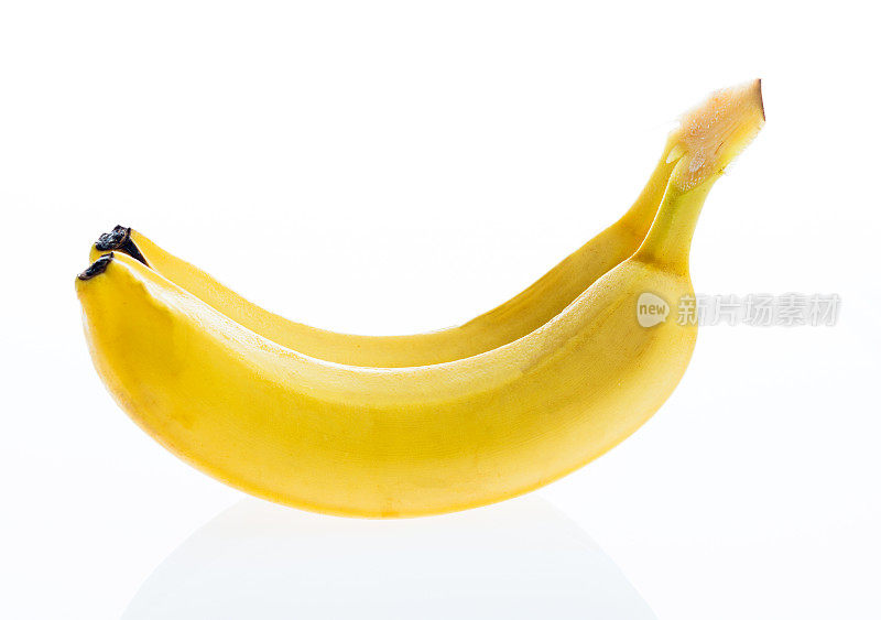 白色背景上的两根香蕉