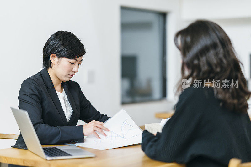 日本商业顾问在家里给她的客户提供建议