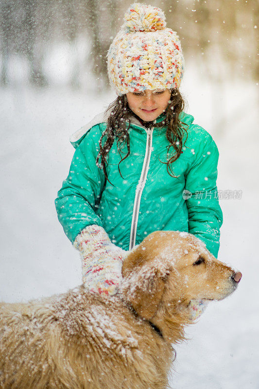 快乐的女孩和狗在冬天的外面