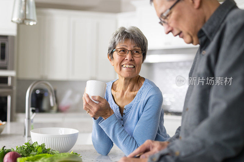 一对老年夫妇一起做午餐