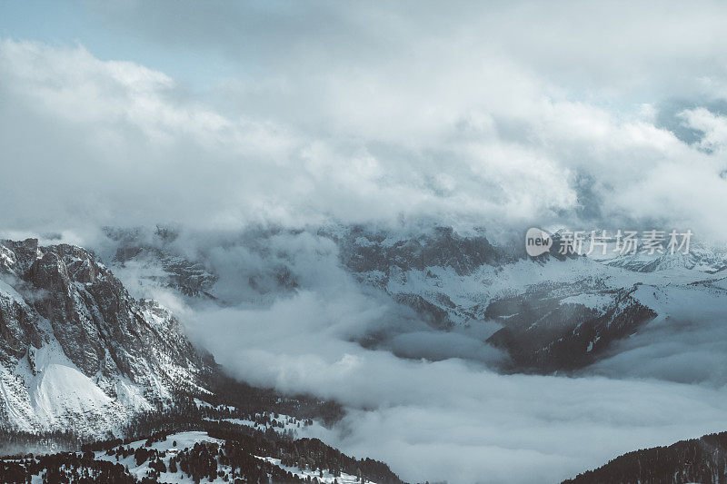 在白云石阿尔卑斯山脉的雾塞达山冬季风景