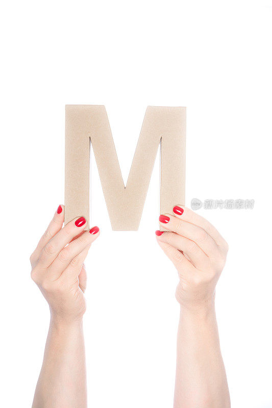 她举起字母M