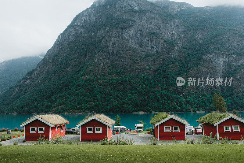 挪威峡湾附近的红色小屋露营地