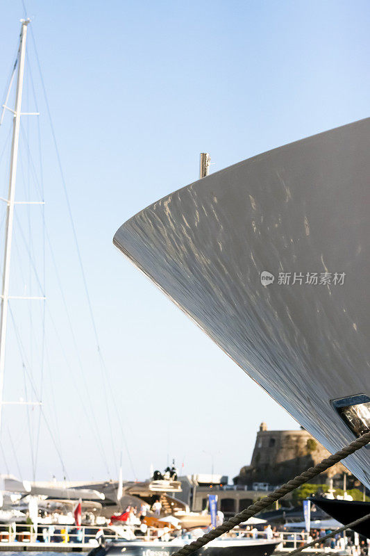 特写豪华游艇在港口，蓝天背景，复制空间