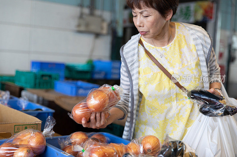 日本年长妇女在鱼市购物