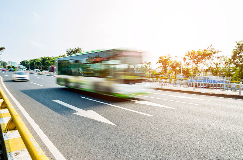 城市高速公路上模糊行驶的车辆