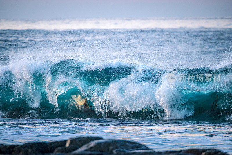 罗浮敦群岛的海浪拍打着Austvagoy海岸