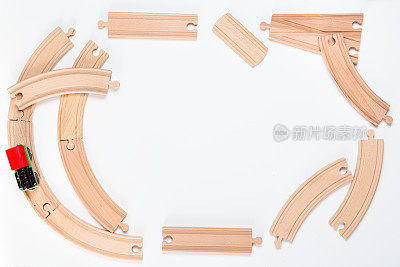 一个儿童玩具木制火车轨道的平躺孤立在白色工作室背景，俯视图