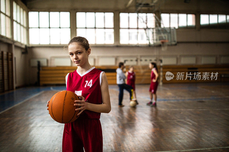 学校体育馆的年轻篮球运动员