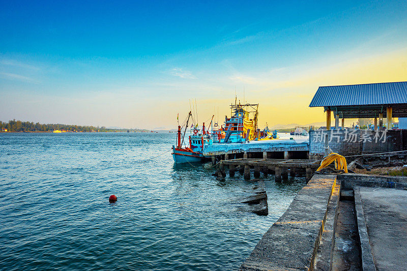 渔船停泊在泰国南部港口