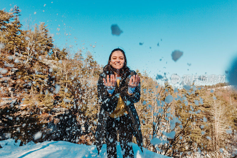 女人朝他扔雪