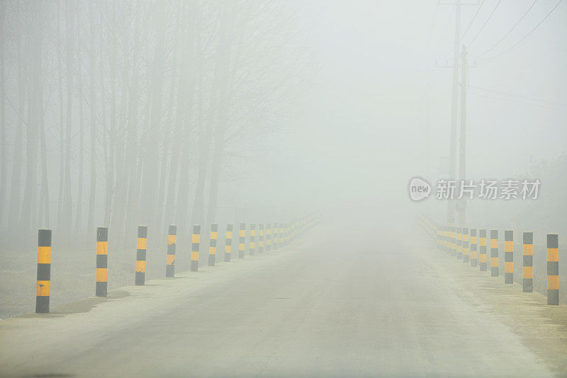 走在雾蒙蒙的高速公路上