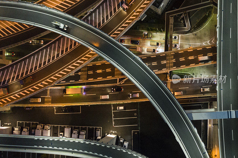 复杂交叉公路夜景。