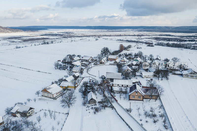喀尔巴阡山脉冬季村庄鸟瞰图