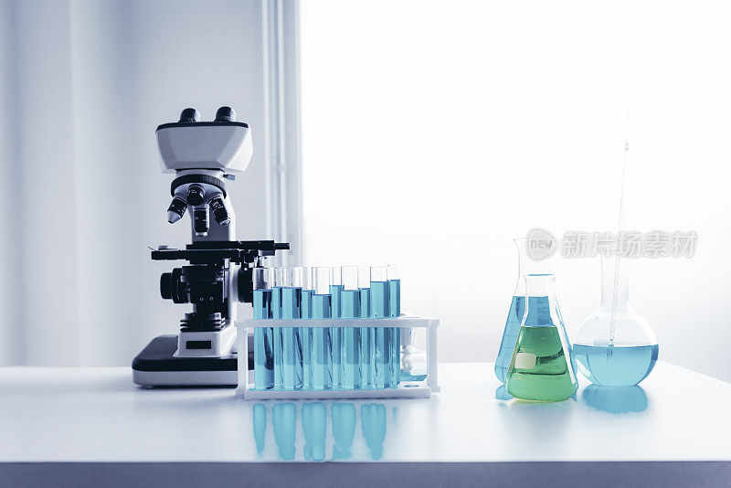 科学家研究实验室设备工具在实验室安全。在桌面上放置显微镜和测试烧杯。、生物技术、科学、化学。商业科学和医学。