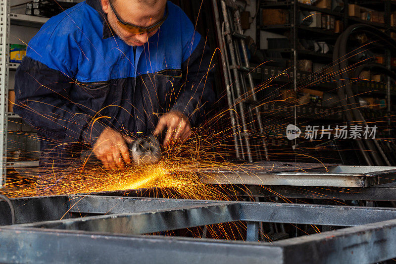 建筑业手工工人用圆锯切割铁器