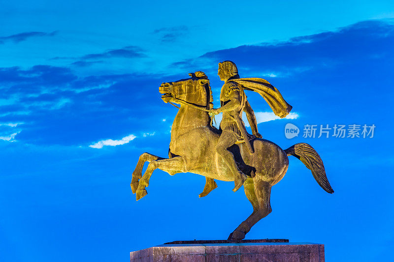 希腊塞萨洛尼基的亚历山大大帝雕像夜景