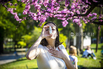 在室外使用哮喘吸入器的妇女