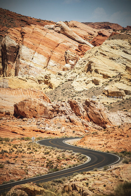 山谷的消防道路和风景