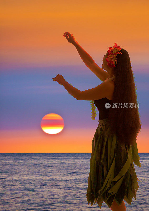 夏威夷海滩上的草裙舞在日落与拷贝空间