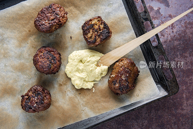 传统丹麦肉丸或蛋黄酱frikadeller。